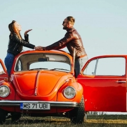 STÍLUSOS SÉTAAUTÓZÁS SOFŐRREL EGY OLDTIMER VW BOGÁRBAN