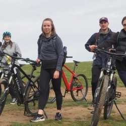 EXCURSIE CU E-BIKE LA VÂRFUL PERKŐ, CU PICNIC
