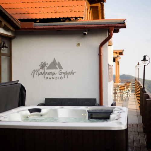 PANORÁMA, WELLNESS, ROMANTIKA – KETTESBEN A MADARASI GYOPÁRBAN