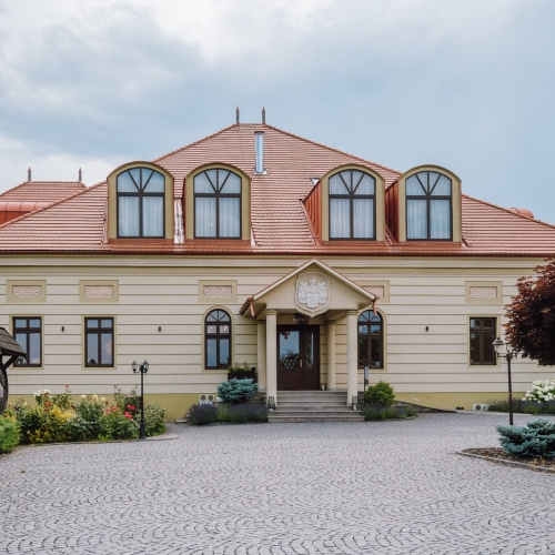 PIHENÉS EGY TÖRTÉNELMI KÚRIA FALAI KÖZÖTT