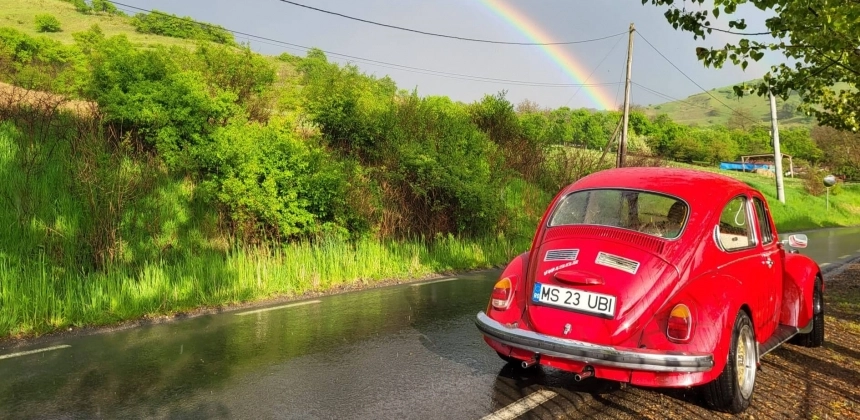 STÍLUSOS SÉTAAUTÓZÁS SOFŐRREL EGY OLDTIMER VW BOGÁRBAN