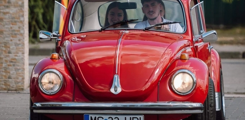 PLIMBARE CU STIL ÎNTR-O MAȘINĂ DE EPOCĂ VW BEETLE CU ȘOFER