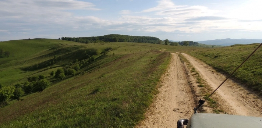 PE URMELE REGELUI: TUR OFF-ROAD PRIN IZVOARE ȘI SATE ASCUNSE