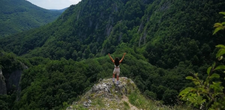 PEȘTERI LEGENDARE ÎN CHEILE VÂRGHIȘULUI