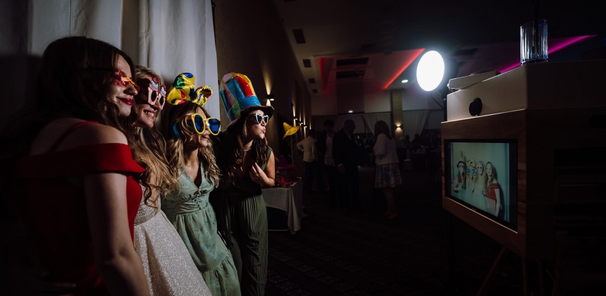 ÎNCHIRIERE PHOTOBOOTH - AMINTIRI FOTO DE LA EVENIMENTUL TĂU