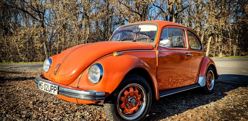 STÍLUSOS SÉTAAUTÓZÁS SOFŐRREL EGY OLDTIMER VW BOGÁRBAN