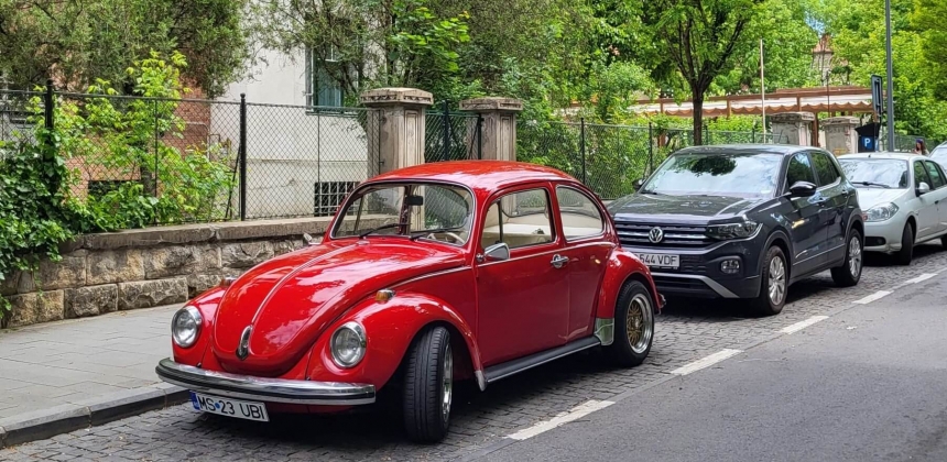 PLIMBARE CU STIL ÎNTR-O MAȘINĂ DE EPOCĂ VW BEETLE CU ȘOFER