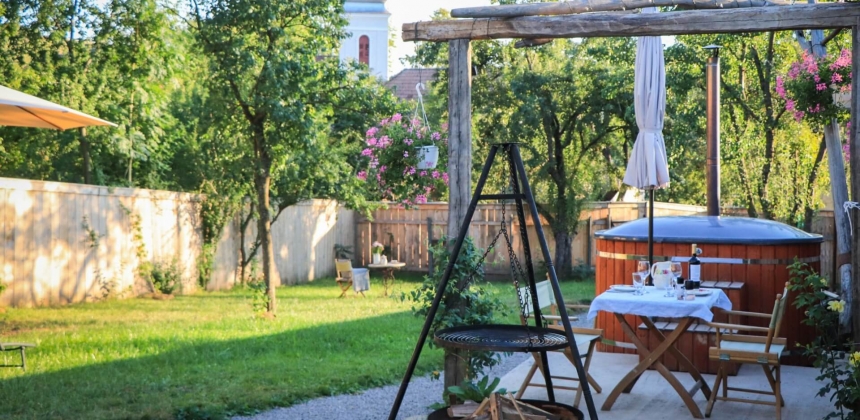 EVADARE ROMANTICĂ ÎNTR-O CĂRUȚĂ CU JACUZZI EXTERIOR
