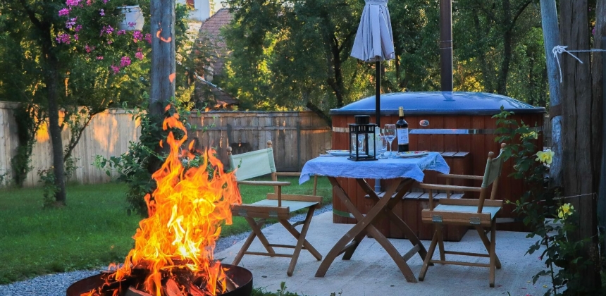 EVADARE ROMANTICĂ ÎNTR-O CĂRUȚĂ CU JACUZZI EXTERIOR