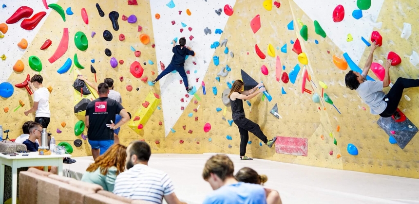DESCOPERĂ-ȚI FORȚA! – INSTRUCTAJ DE BOULDERING ÎN GRUP