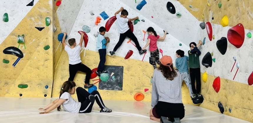 DESCOPERĂ-ȚI FORȚA! – INSTRUCTAJ DE BOULDERING ÎN GRUP
