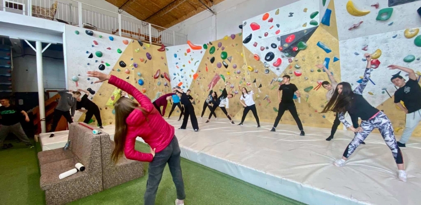 DESCOPERĂ-ȚI FORȚA! – INSTRUCTAJ DE BOULDERING ÎN GRUP