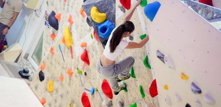 DESCOPERĂ-ȚI FORȚA! – INSTRUCTAJ DE BOULDERING ÎN GRUP