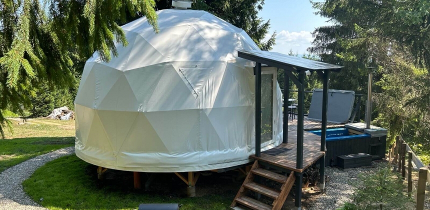 EVADARE INTIMĂ ÎN NATURĂ CU PANORAMĂ DE MUNTE