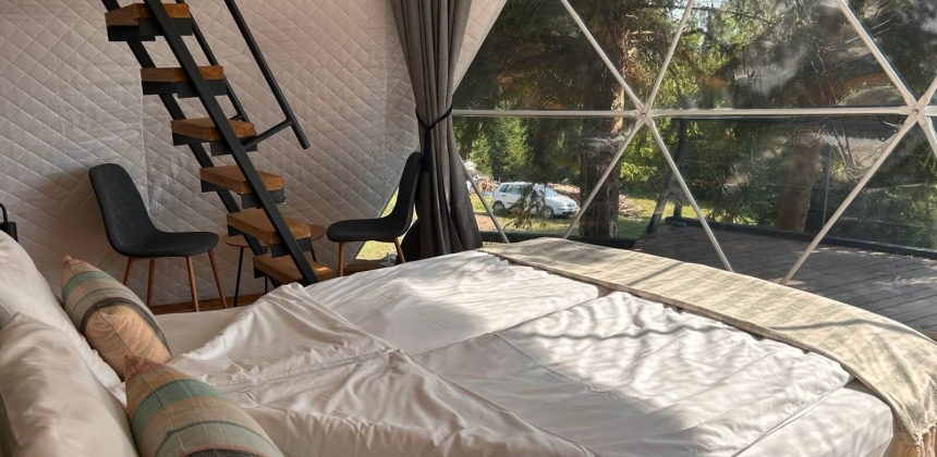 EVADARE INTIMĂ ÎN NATURĂ CU PANORAMĂ DE MUNTE