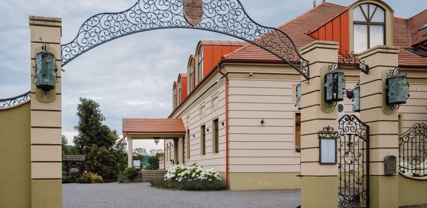 IDŐUTAZÁS EGY TÖRTÉNELMI KÚRIA FALAI KÖZÖTT